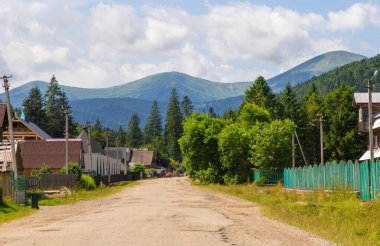 Karpat Dağları, dağ köyü. Seçici odaklanma doğası
