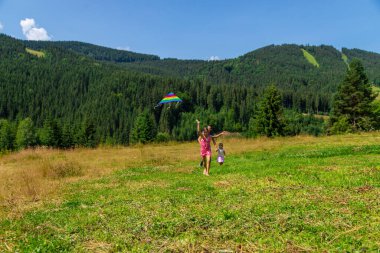 Bir aile doğada uçurtma uçurur. Seçici odaklanma. Doğa.