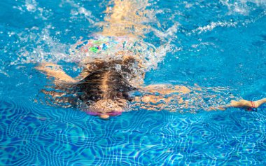 Çocuk havuza dalıyor. Seçici odaklanma. Seyahat.