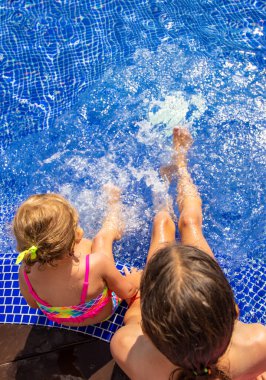 Güneş gözlüklü bir çocuk. Seçici odaklanma. Seyahat.