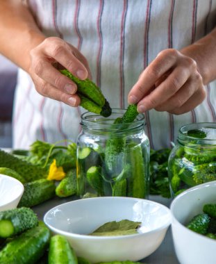 Salatalıkları kavanozlarda saklıyorum. Seçici odaklanma. Yiyecek..