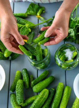 Salatalıkları kavanozlarda saklıyorum. Seçici odaklanma. Yiyecek..