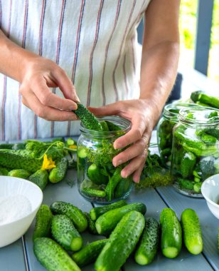 Salatalıkları kavanozlarda saklıyorum. Seçici odaklanma. Yiyecek..