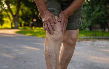 Yaşlı kadın dizini incitti. Seçici odaklanma. İnsanlar.