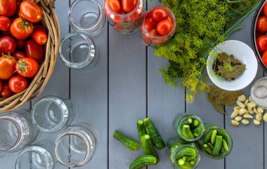 Kavanozda domatesleri muhafaza etmek. Seçici odaklanma. Yiyecek..