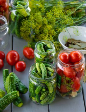 Kavanozda domatesleri muhafaza etmek. Seçici odaklanma. Yiyecek..