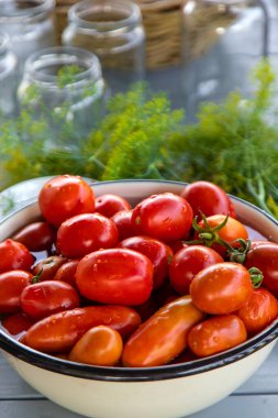 Kavanozda domatesleri muhafaza etmek. Seçici odaklanma. Yiyecek..