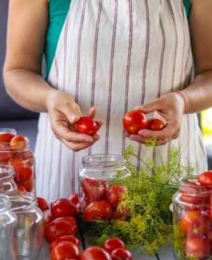Kavanozda domatesleri muhafaza etmek. Seçici odaklanma. Yiyecek..