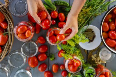 Kavanozda domatesleri muhafaza etmek. Seçici odaklanma. Yiyecek..
