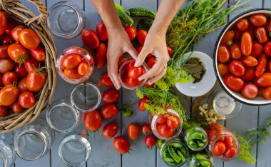 Kavanozda domatesleri muhafaza etmek. Seçici odaklanma. Yiyecek..