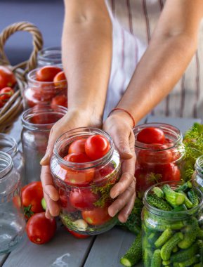 Kavanozda domatesleri muhafaza etmek. Seçici odaklanma. Yiyecek..