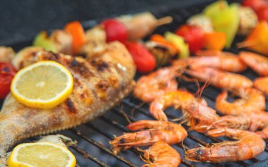 Karides, sebze ve balık ızgarada kızartılır. Seçici odaklanma. Yiyecek..