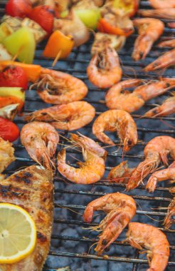 Karides, sebze ve balık ızgarada kızartılır. Seçici odaklanma. Yiyecek..