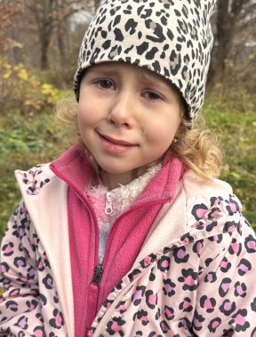 Şapka takmış bir çocuk sokakta ağlıyor. Seçici odaklanma. çocuk.