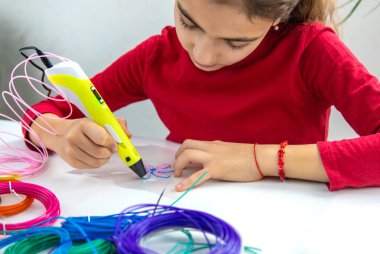 Masanın üzerinde bir kalemle çocuk 3D çizimleri. Seçici odaklanma. Çocuk.