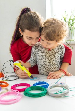 Masanın üzerinde bir kalemle çocuk 3D çizimleri. Seçici odaklanma. Çocuk.