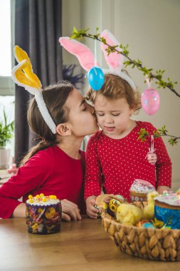 Yumurtalı mutlu Paskalyalar. Seçici odaklanma. Çocuk.