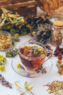Şifalı bitkiler ve çiçeklerle birlikte bitki çayı. Seçici odaklanma. İç..
