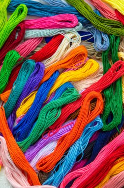 Nakış işlemek için iplikler çok renkli. Seçici odaklanma. Renk.