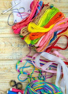 Dikiş ve örgü için iplikler ve aksesuarlar. Seçici odaklanma. beyaz.