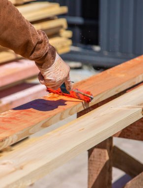 Tahtaya antiseptik koyun. Seçici odaklanma. Doğa.