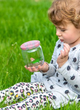 Doğada bir kertenkeleyle çocuk. Seçici odaklanma. Çocuk.