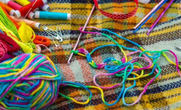 Нитки и аксессуары для шитья и вязания. Выборочный фокус. белый.