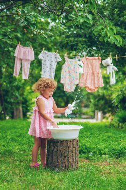 Çocuk giysileri ve oyuncakları yıkıyor. Seçici odaklanma. Çocuk.