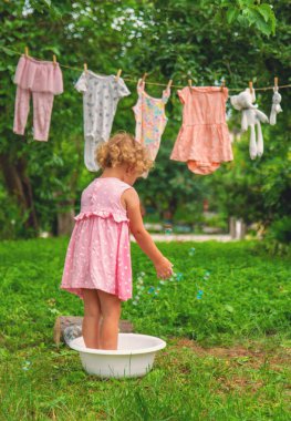 Çocuk giysileri ve oyuncakları yıkıyor. Seçici odaklanma. Çocuk.