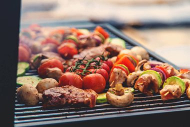 Sebze ve et ızgara. Seçici odaklanma. Yiyecek..