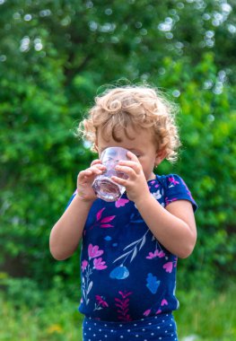 Bir çocuk bardaktan su içer. Seçici odaklanma. Yiyecek..