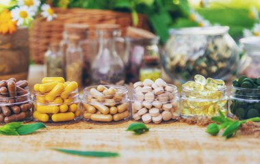 İlaveler, şifalı bitkiler ve çiçekler. Seçici odaklanma. Doğa.