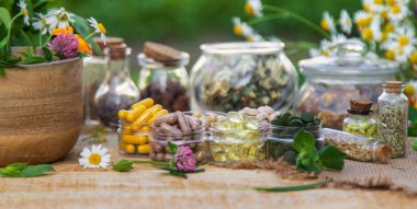 İlaveler, şifalı bitkiler ve çiçekler. Seçici odaklanma. Doğa.