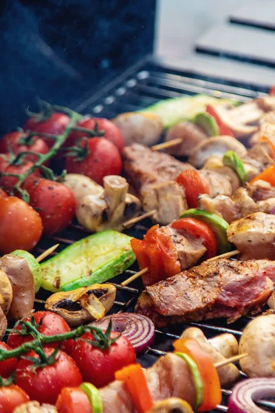 Sebze ve et ızgara. Seçici odaklanma. Yiyecek..