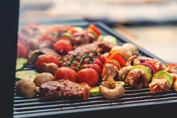 Sebze ve et ızgara. Seçici odaklanma. Yiyecek..