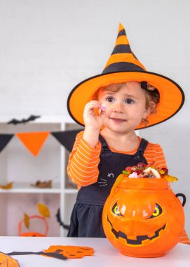 Cadılar Bayramı çocukları evde tatil eğlencesi. Seçici odaklanma. Çocuklar.