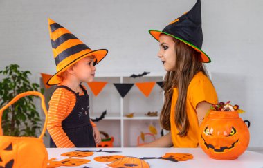 Cadılar Bayramı çocukları evde tatil eğlencesi. Seçici odaklanma. Çocuklar.