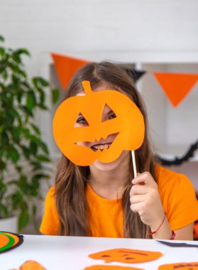 Cadılar Bayramı çocukları evde tatil eğlencesi. Seçici odaklanma. Çocuklar.