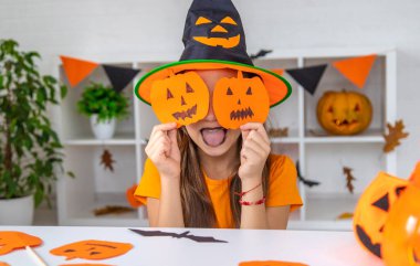 Cadılar Bayramı çocukları evde tatil eğlencesi. Seçici odaklanma. Çocuklar.