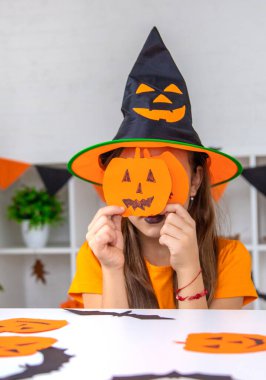 Cadılar Bayramı çocukları evde tatil eğlencesi. Seçici odaklanma. Çocuklar.