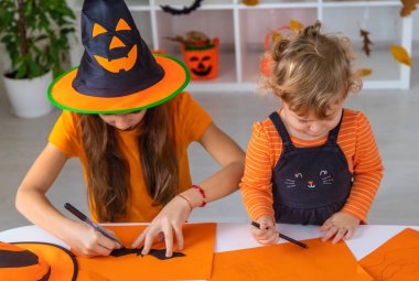 Cadılar Bayramı çocukları evde tatil eğlencesi. Seçici odaklanma. Çocuklar.