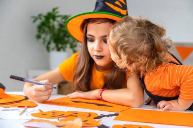 Cadılar Bayramı çocukları evde tatil eğlencesi. Seçici odaklanma. Çocuklar.