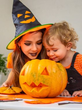 Cadılar Bayramı çocukları evde tatil eğlencesi. Seçici odaklanma. Çocuklar.