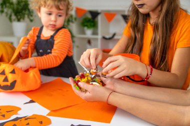 Cadılar Bayramı çocukları evde tatil eğlencesi. Seçici odaklanma. Çocuklar.