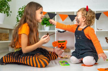 Cadılar Bayramı çocukları evde tatil eğlencesi. Seçici odaklanma. Çocuklar.