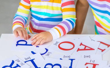 Çocuk İngilizce harfleri öğreniyor. Seçici odaklanma. Çocuk.