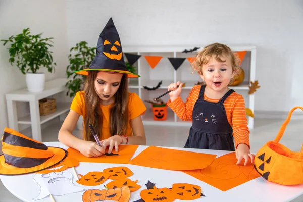 Cadılar Bayramı çocukları evde tatil eğlencesi. Seçici odaklanma. Çocuklar.