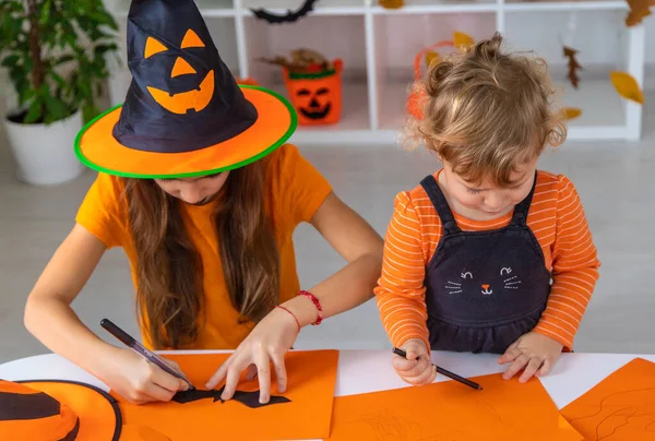 Cadılar Bayramı çocukları evde tatil eğlencesi. Seçici odaklanma. Çocuklar.