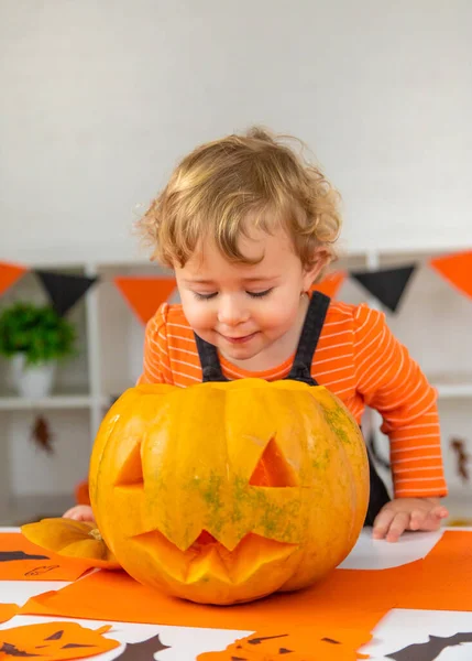 Cadılar Bayramı çocukları evde tatil eğlencesi. Seçici odaklanma. Çocuklar.