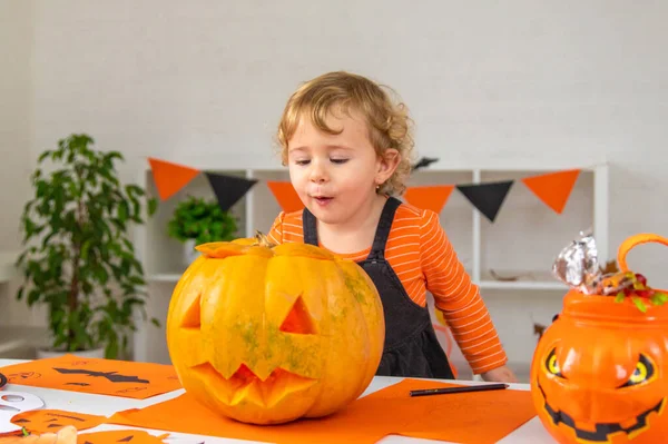 Cadılar Bayramı çocukları evde tatil eğlencesi. Seçici odaklanma. Çocuklar.